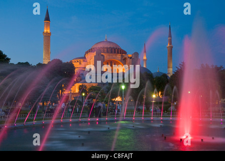 The Blue Mosque (Sultan Ahmet Camii) with domes and minarets, fountains & gardens in foreground, Sultanahmet, Istanbul, Turkey Stock Photo