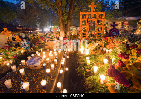 A candle lit grave, Dia de Muertos (Day of the Dead) in a cemetery in Tzintzuntzan, Lago de Patzcuaro, Michoacan state, Mexico Stock Photo