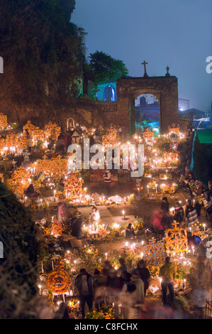 A candle lit grave, Dia de Muertos (Day of the Dead) in a cemetery in Tzintzuntzan, Lago de Patzcuaro, Michoacan state, Mexico Stock Photo