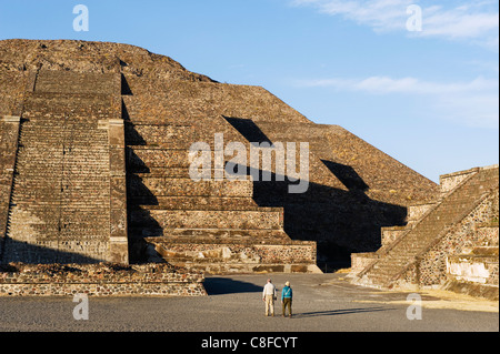 Tourists at the Pyramid of the Moon at Teotihuacan, UNESCO World Heritage Site, Valle de Mexico, Mexico Stock Photo