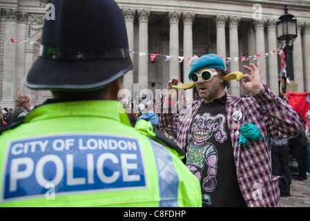 21/10/2011, London, UK. Protester jokes with City of London police officers during the 'Occupy the London Stock Exchange' protest outside St Paul's Cathedral. Stock Photo