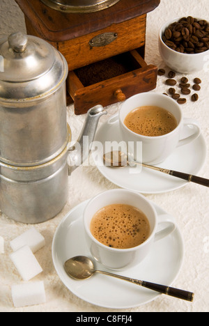 https://l450v.alamy.com/450v/c8ffj4/neapolitan-coffee-neapolitan-coffee-machine-and-coffee-grinder-naples-c8ffj4.jpg