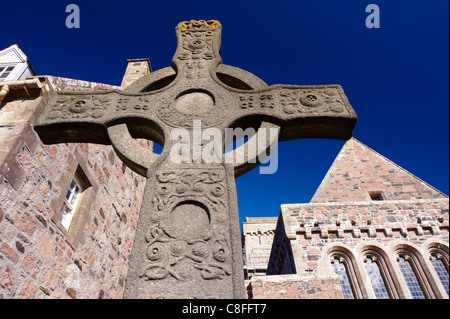 Replica of St. John's cross stands proudly in front of Iona Abbey, Isle of Iona, Innere Hebrides, Scotland, United Kingdom Stock Photo