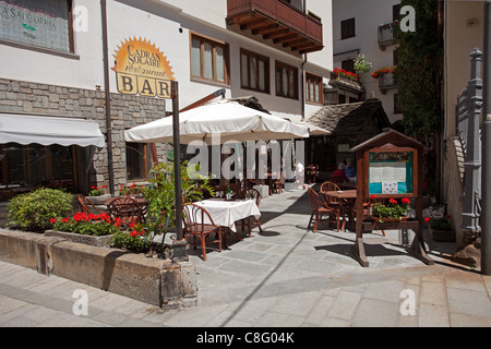 Courmayeur: Town Centre: Restaurant Stock Photo