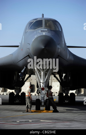 Crew chiefs wait for a B-1B Lancer aircrew to accomplish system checks prior to take off Stock Photo