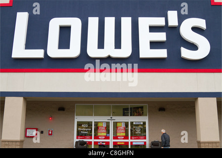 Lowes hardware shop going out of business. Stock Photo