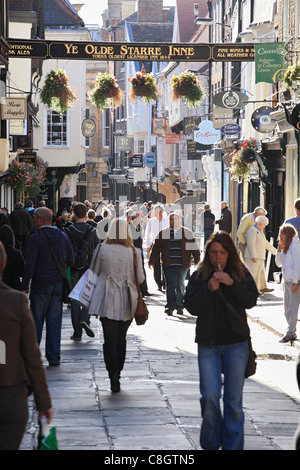 a-street-scene-in-stonegate-york-north-yorkshire-england-uk-stock-photo