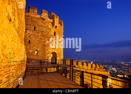Pyrgos Trigoniou ('Trigoniou Tower') and part of the walls in Ano Poli ('upper town'), Thessaloniki, Macedonia, Greece Stock Photo