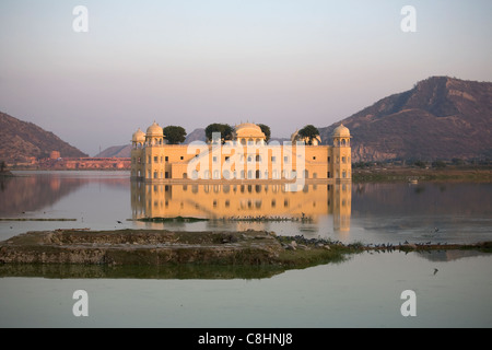 The Jai Mahal Lake Palace in Man Sagar Lake, Jaipur, Rajasthan, India Stock Photo
