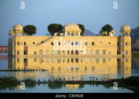 The Jai Mahal Lake Palace in Man Sagar Lake, Jaipur, Rajasthan, India Stock Photo