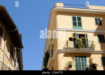 Wohngebäude vor blauem Himmel in Palma, Mallorca, Spanien. | Residential building against blue sky in Palma, Majorca, Spain. Stock Photo