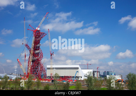 ArcelorMittal Orbit, by Anish Kapoor, during construction, and the Aquatics Centre, Stratford, East End, London, England, UK, Un Stock Photo