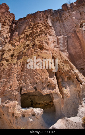 Long House cavates (cliff dwellings) carved by Anasazi, in Frijoles Canyon, Bandelier National Monument, New Mexico, USA Stock Photo
