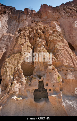 Long House cavates (cliff dwellings) carved by Anasazi, in Frijoles Canyon, Bandelier National Monument, New Mexico, USA Stock Photo