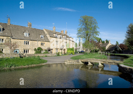 Great Britain, England, Gloucestershire, Cotswolds, Lower Slaughter, View of river and houses Stock Photo