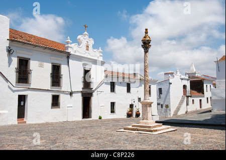 Monsaraz pillory, Largo Dom Nuno Alvares Pereira, Alentejo, Portugal Stock Photo