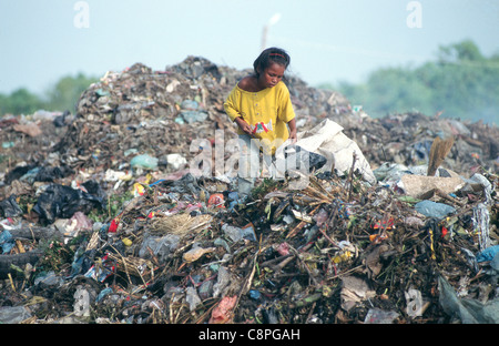 Child labourers work on Stung Meanchey municipal rubbish dump in Stock ...