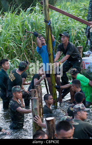 Thai army puts up barrier due to breach in floodwall at the overflowing Phra Khanong Canal,  Sukhumvit Road, soi 50, Bangkok, Thailand on October 30th, 2011. Thailand is experiencing its worst flooding in more than 50 years. Credit:  Kraig Lieb / Ģ����ý Live News Stock Photo