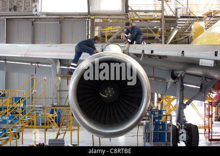 Boeing 757 engine maintenance Stock Photo - Alamy