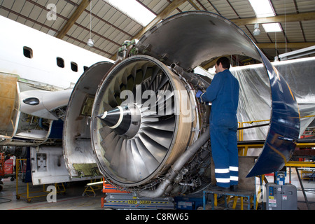 Boeing 757 engine maintenance Stock Photo - Alamy