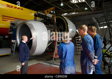 Boeing 757 engine change with apprentices Stock Photo - Alamy
