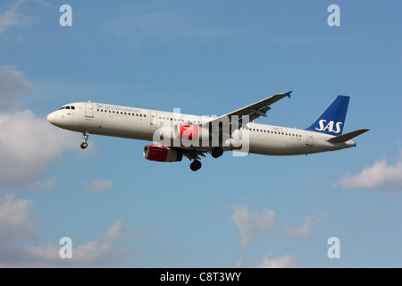 SAS Scandinavian Airlines Airbus A321 passenger jet plane flying on approach Stock Photo