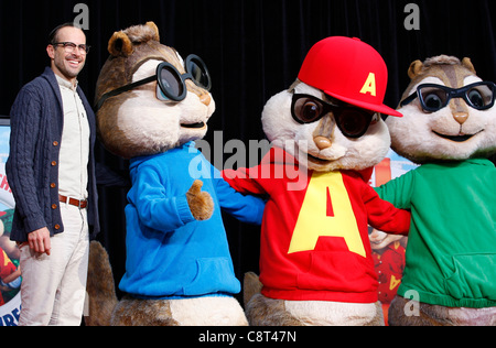 JASON LEE & SIMON & ALVIN & THEODORE ACTOR AND ALVIN & THE CHIPMUNKS ALVIN & THE CHIPMUNKS HAND & FOOTPRINT CEREMONY LOS ANGELES, CALIFORNIA, USA 01 November 2011 LBR71929 Stock Photo