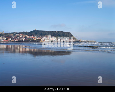 dh South Bay SCARBOROUGH NORTH YORKSHIRE English seaside town beach bay harbour Scarborough Castle sea uk Stock Photo