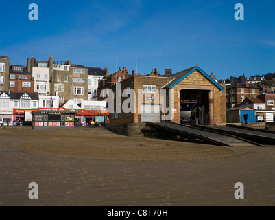 dh South Bay SCARBOROUGH NORTH YORKSHIRE Scarborough RNLI lifeboat shed uk life boat sheds Stock Photo
