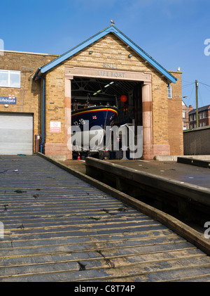 dh South Bay SCARBOROUGH NORTH YORKSHIRE Scarborough RNLI lifeboat shed and RNLB boat 12-18 Mersey class lifeboats uk Stock Photo