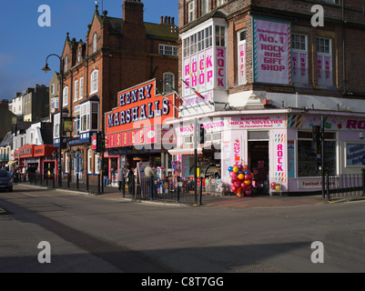 dh South Bay SCARBOROUGH NORTH YORKSHIRE Rock shop seaside town Scarborough seafront amusements gift shops buildings Stock Photo