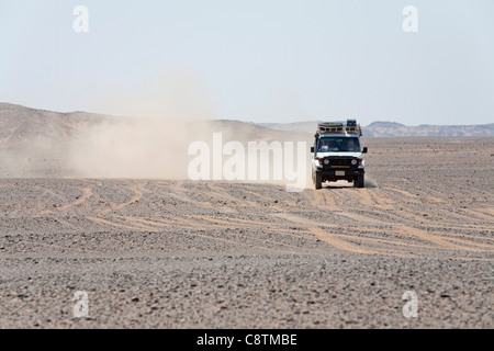 Long shot of four wheel drive vehicles approaching camera kicking up dust trails in Egypt's Eastern desert Stock Photo