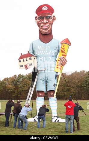 Artist Frank Shepherd puts the finishing touches to an giant 30ft effigy of footballer Mario Balotelli which will be burnt at Edenbridge Bonfire Societies 5th of November celebration. November 2, 2011. Picture by James Boardman Stock Photo