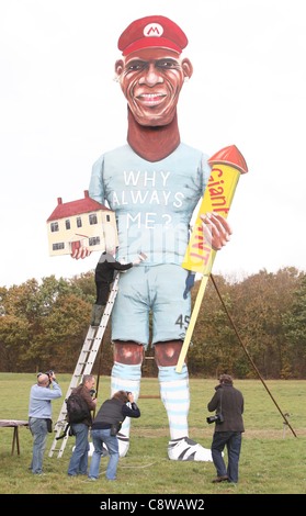 Artist Frank Shepherd puts the finishing touches to an giant 30ft effigy of footballer Mario Balotelli which will be burnt at Edenbridge Bonfire Societies 5th of November celebration. November 2, 2011. Picture by James Boardman Stock Photo