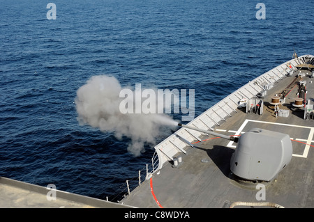 The 5-inch/54-caliber (Mk 45) lightweight gun of the guided-missile cruiser USS Chosin Stock Photo