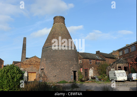 Early 19thC Pottery works & Large bottle oven with circular hovel at Top Bridge Pottery (Price & Kensington) in Burslem Stoke Stock Photo