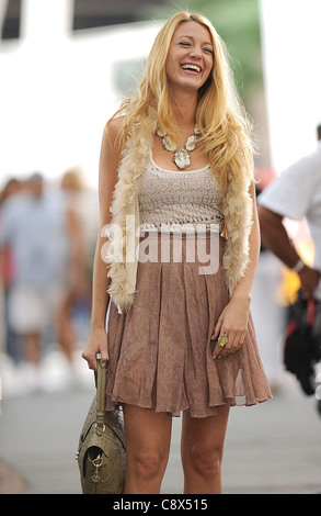 Blake Lively wearing Haute Hippie vest Rodarte Opening Ceremony skirt Mulberry bag out about GOSSIP GIRL Shooting on Location Stock Photo