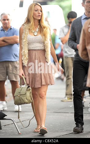 Blake Lively wearing Haute Hippie vest Rodarte Opening Ceremony skirt Mulberry bag out about GOSSIP GIRL Shooting on Location Stock Photo