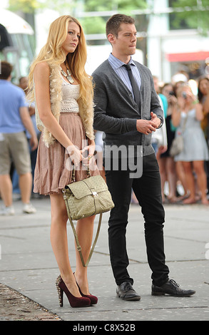 Blake Lively wearing Haute Hippie vest Rodarte Opening Ceremony skirt Mulberry bag Brian Atwood shoes out about GOSSIP GIRL Stock Photo