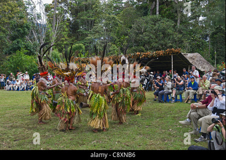 Western Highland Sing-sing group performing for tourists at Paiya Show in Western Highlands Papua New Guinea Stock Photo