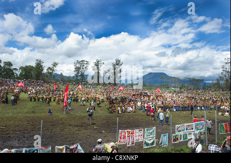 Mt Hagen Show - mass Sing-sing in Western Highlands Papua New Guinea Stock Photo