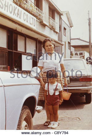 1970 1970s RETRO FAMILY PORTRAIT MOTHER FATHER DAUGHTER 