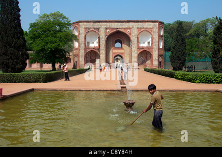 Pond cleaning Humayun's Tomb Delhi India Stock Photo
