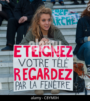 Paris, France, 'Occupy La Défense' Demonstration ,Against Corporate Greed and Government Corruption, French Teen Holding French Protest Poster, young people protesting stock Stock Photo