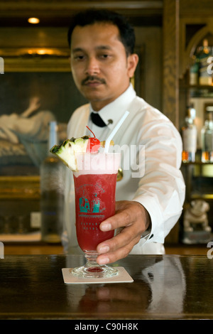 Raffles Hotel barman with 'Singapore Sling' Stock Photo