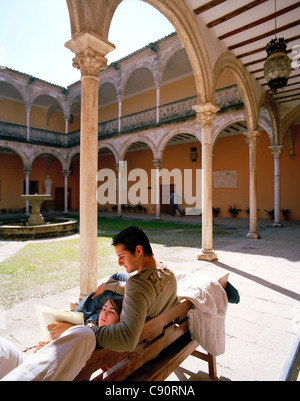 Couple in the courtyard of Escuela de Artes art school in Casa de las Torres, Úbeda, Andalusia, Spain Stock Photo