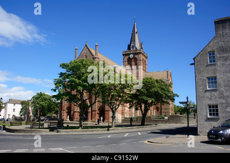 St. Magnus Cathedral Kirkwall dominates the skyline of Kirkwall the main town of Orkney. Building the Cathedral began in 1137 Stock Photo