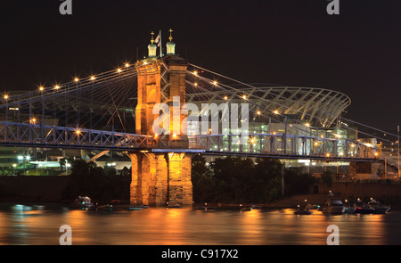 Bridge at night connecting Cincinnati with Kentucky Stock Photo