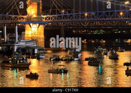 Bridge at night connecting Cincinnati with Kentucky Stock Photo