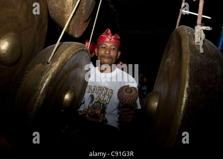 Gamelan musician playing gongs in circumcision ceremony, Randublatung village, near Cepu Stock Photo